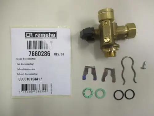Remeha Absperrhahn mit Anschlüssen und zusätzlichem Zubehör, einschließlich Dichtungen, Clips und Schraube, auf neutralem Hintergrund.
